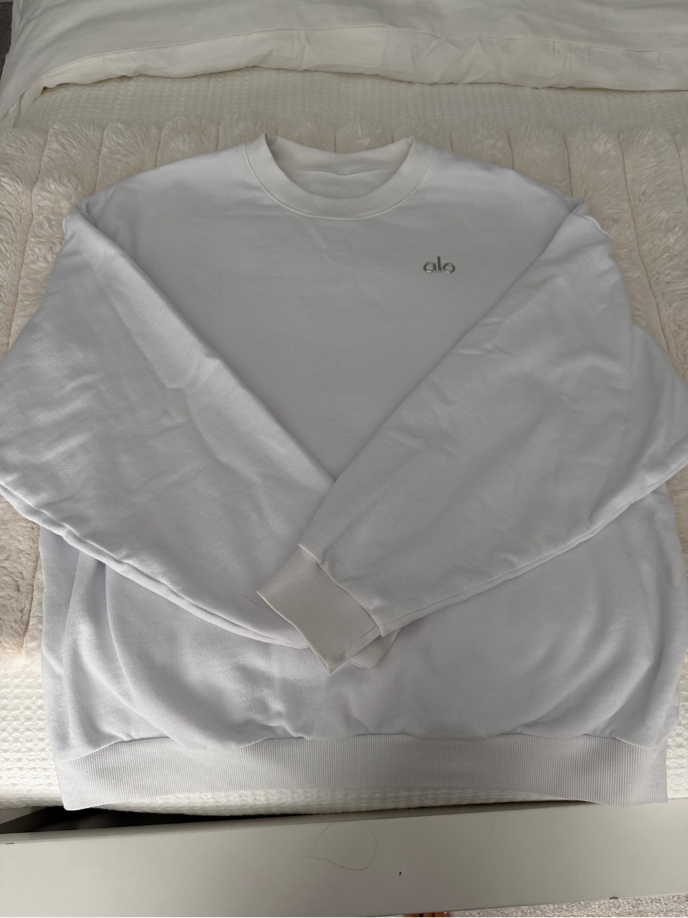 ALO Yoga Women’s White Crewneck Sweatshirt with Subtle Logo